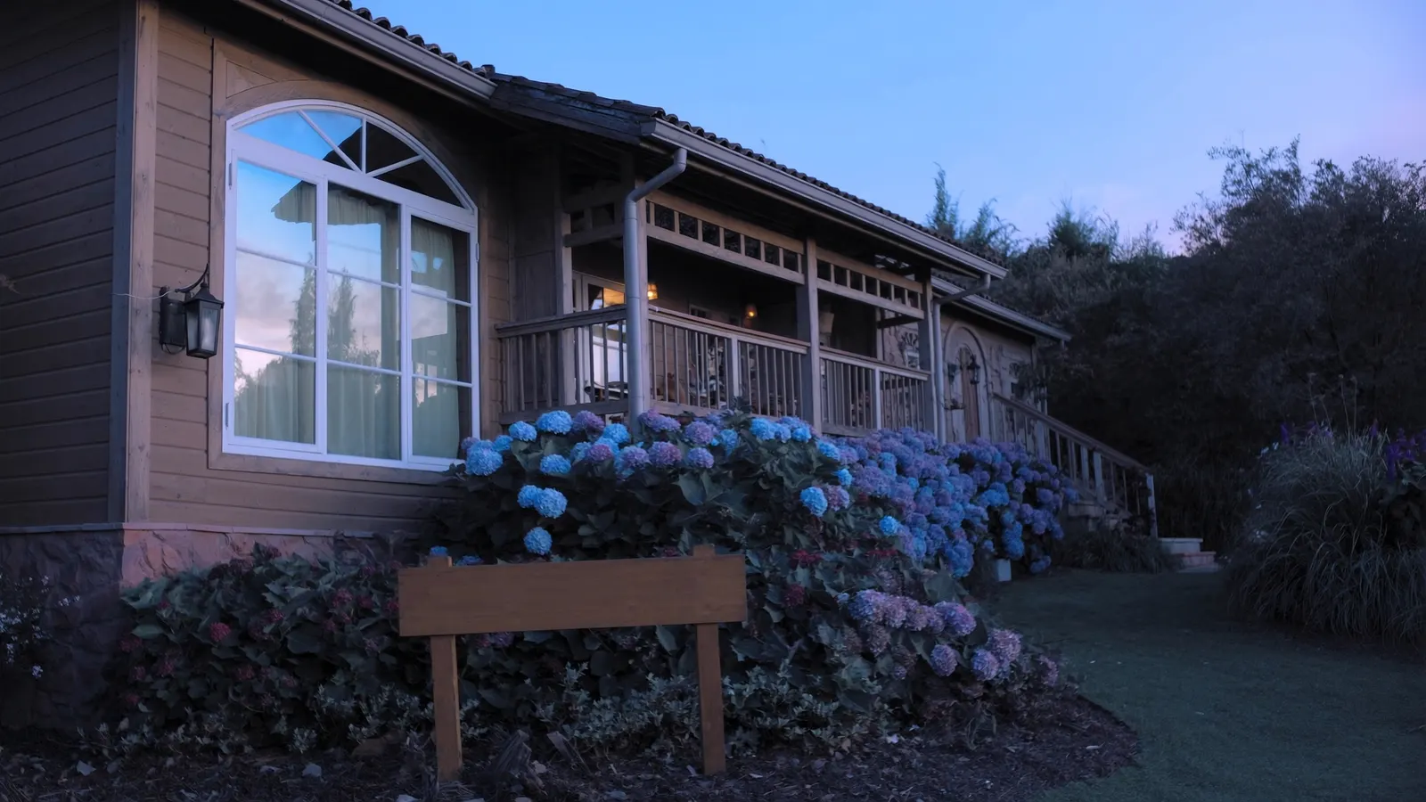 Hotel with a hydrangea garden in Gramado